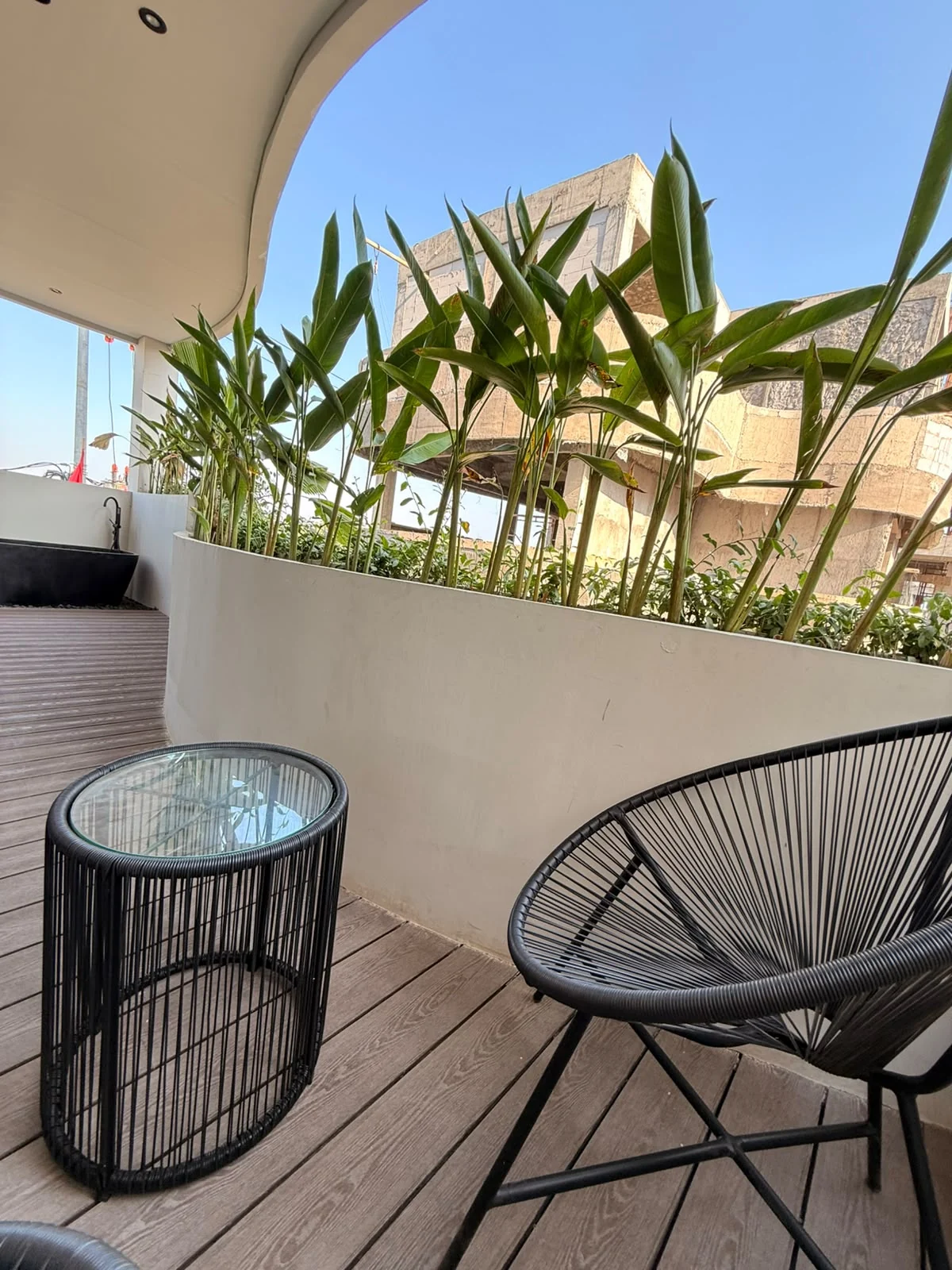 Originalaufnahme eines bereits ausgestatteten Balkons im Piece-of-Paradise-Areal in Seseh