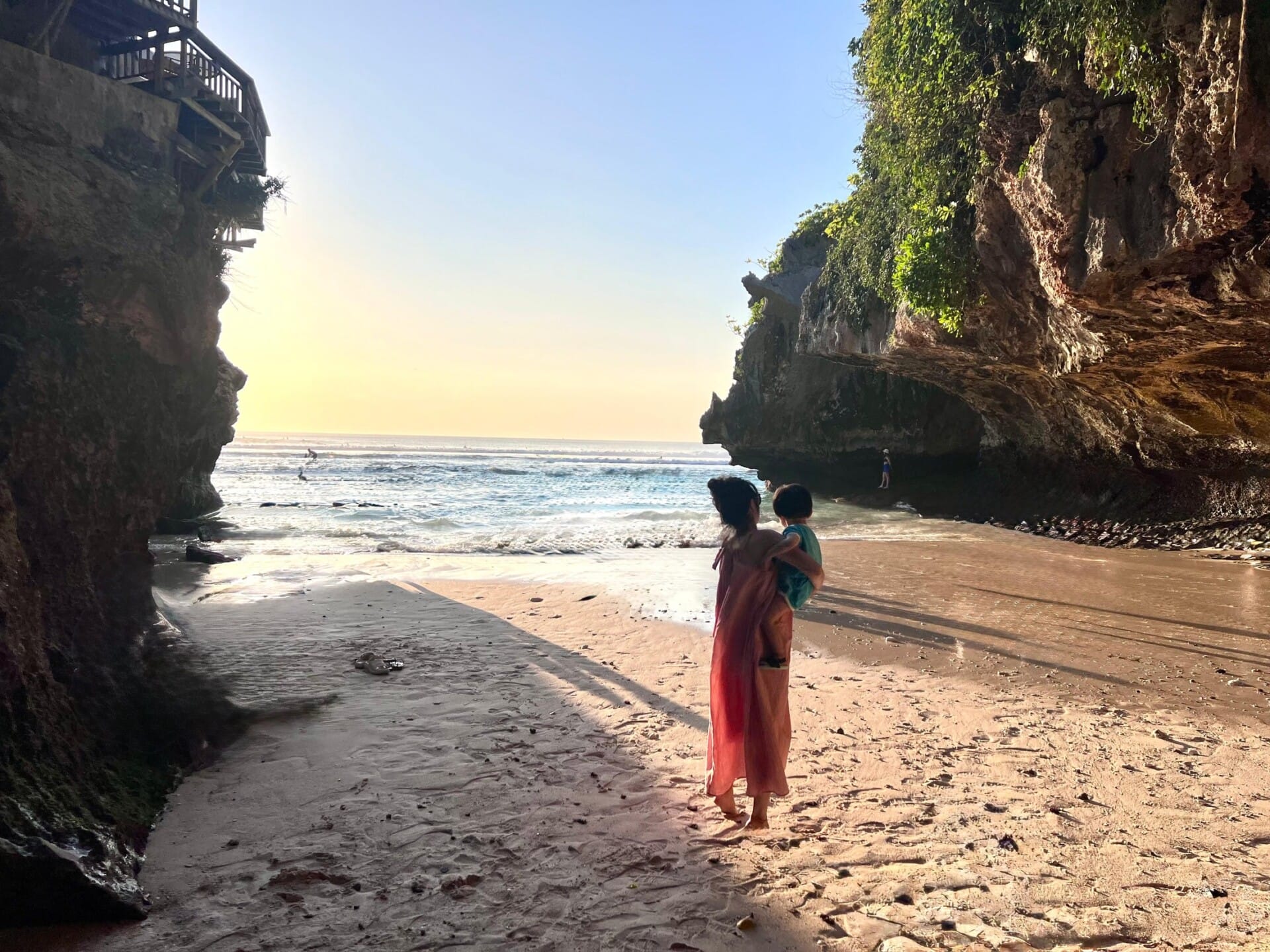 Sonne, Meer und eine geschützte Bucht in der Uluwatu-Region