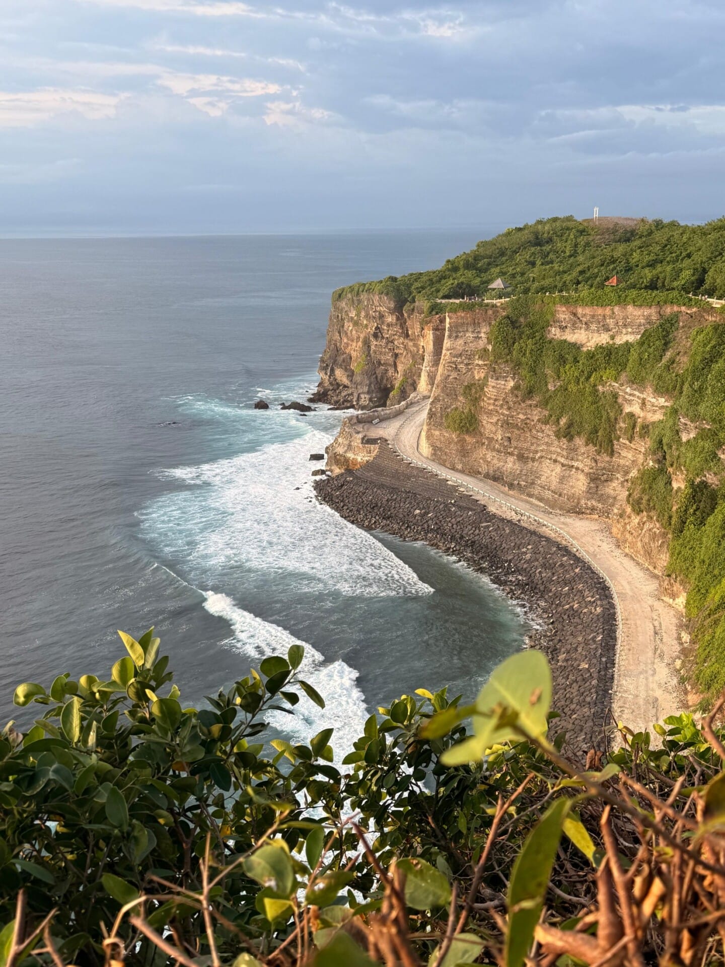Weite Aussicht entlang der Klippen von Uluwatu