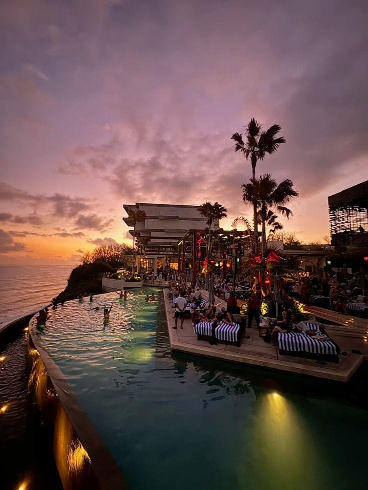 Abendhimmel über einer Poolterrasse am Meer