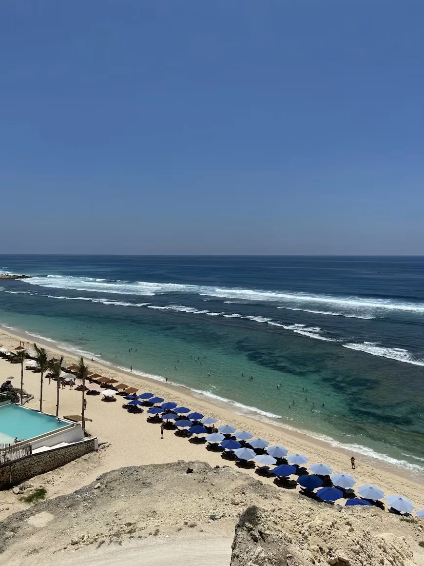 Türkises Meer und Strand an der Südküste Balis