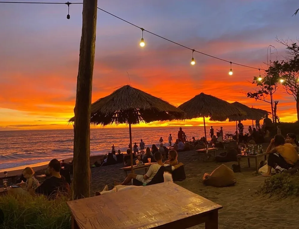 Strandbar in Seseh bei Sonnenuntergang