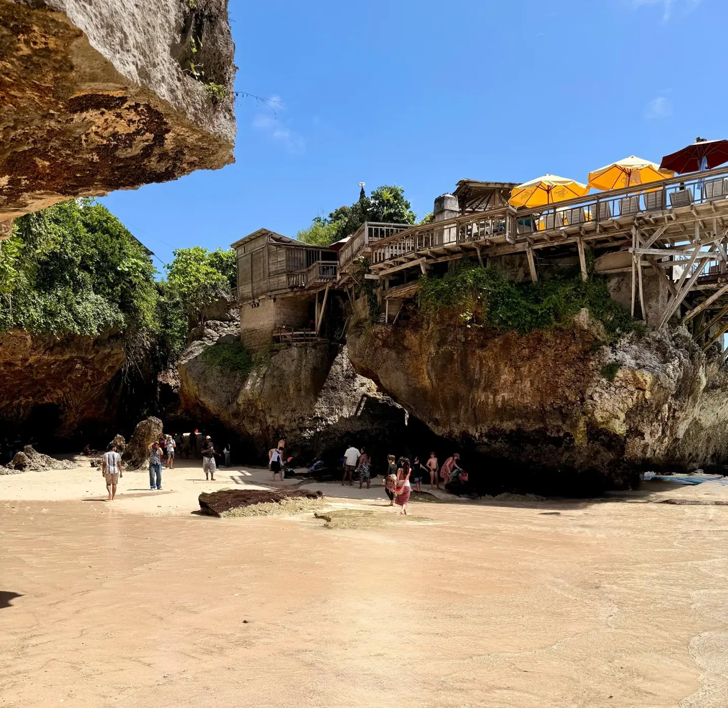 Gastronomie oberhalb einer Strandbucht