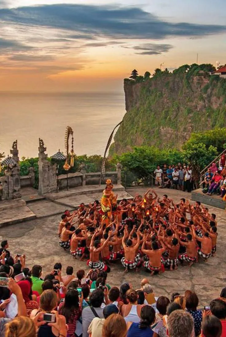 Kecak-Aufführung im Umfeld des Uluwatu-Tempels