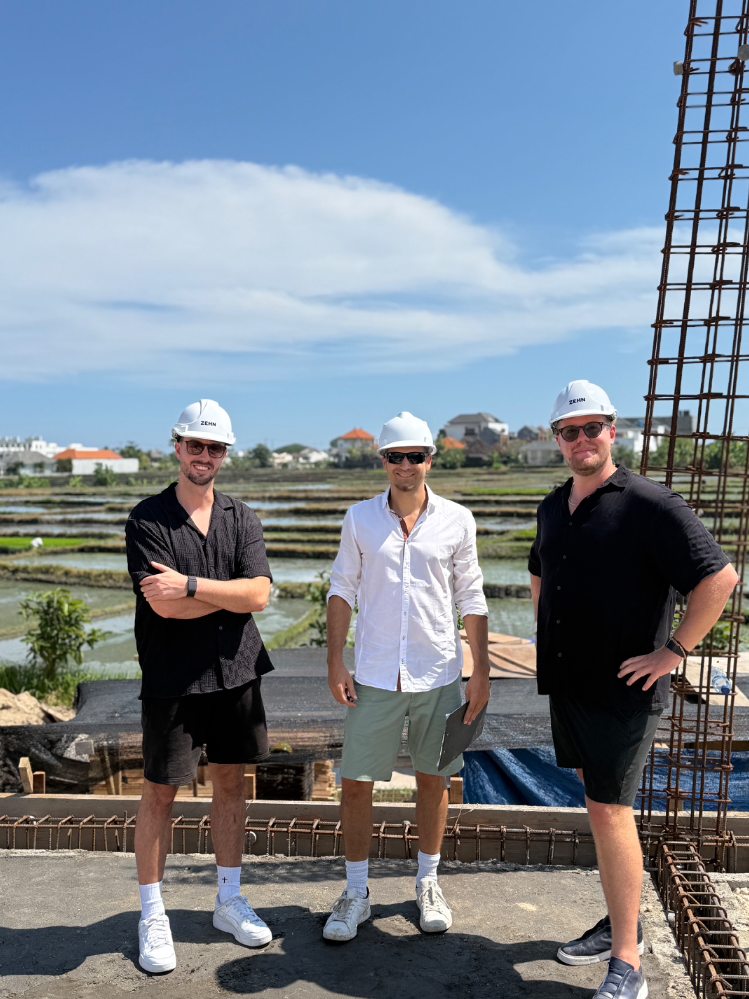 Das Bali Prime Team auf der Baustelle in Seseh